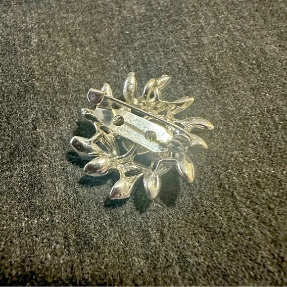 Vintage Silver Tone Floral Wreath Rhinestone Statement Brooch Bright White‎ - Picture 2 of 3